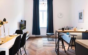 Modern And Design Apartment Near The Main Square